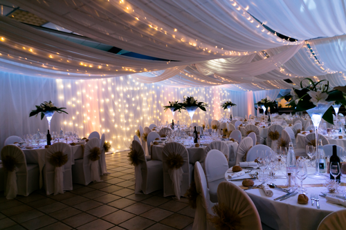 location-lanternes-chinoises-boules-blanches-guirlandes-lumineuses-led-mariag…   Déco mariage guirlande lumineuse, Deco plafond mariage, Idée déco mariage  champêtre